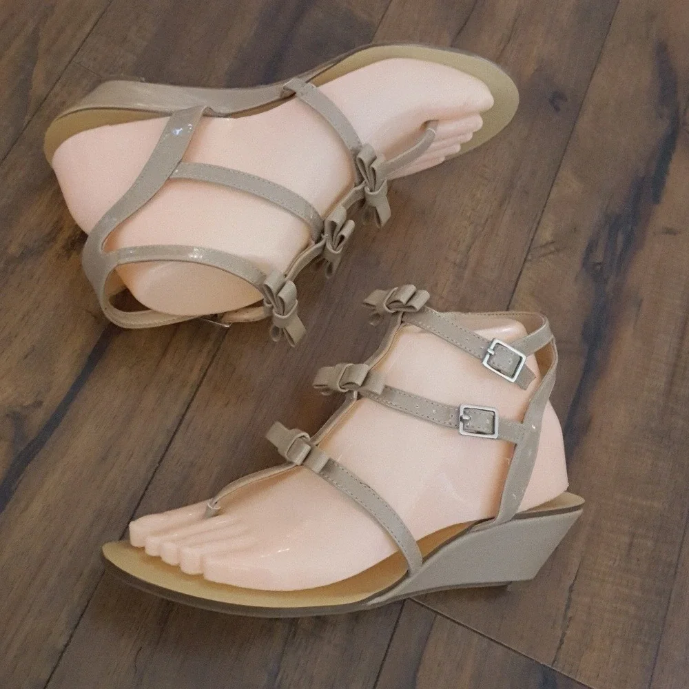 INC International Concepts Taupe Patent Bow Gladiator Wedge Sandals Womens 7.5M